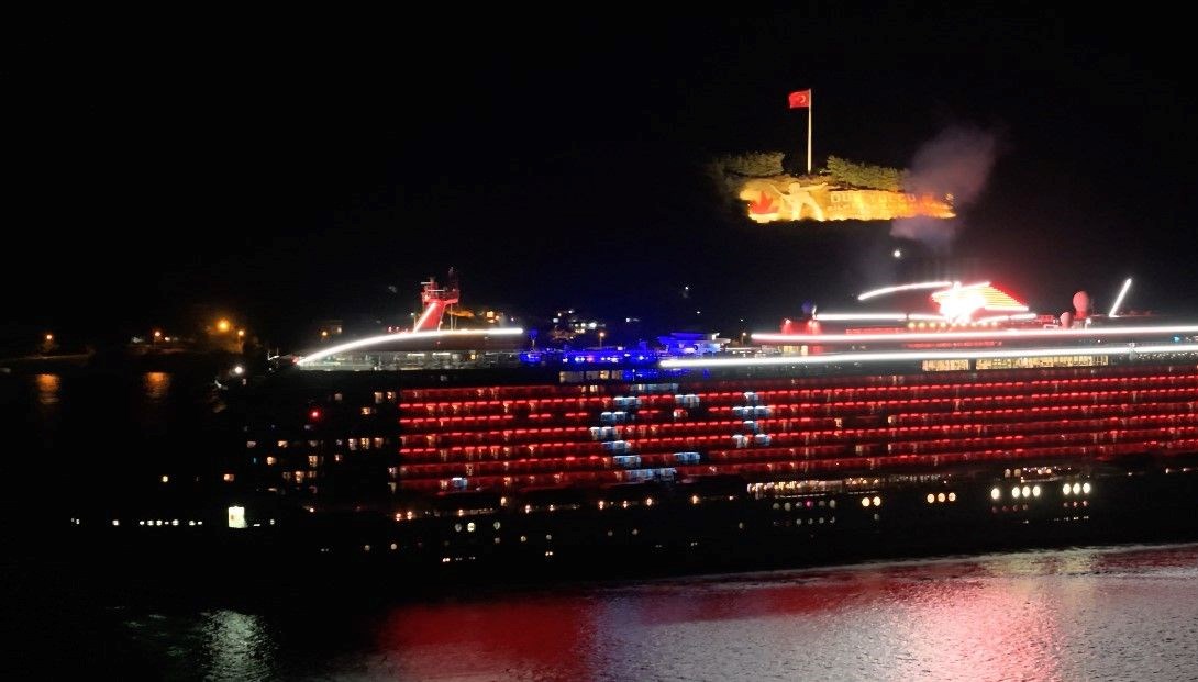 bogazi turk bayragi ile gecti resilient ladyden gorsel solen UAXmdPOd