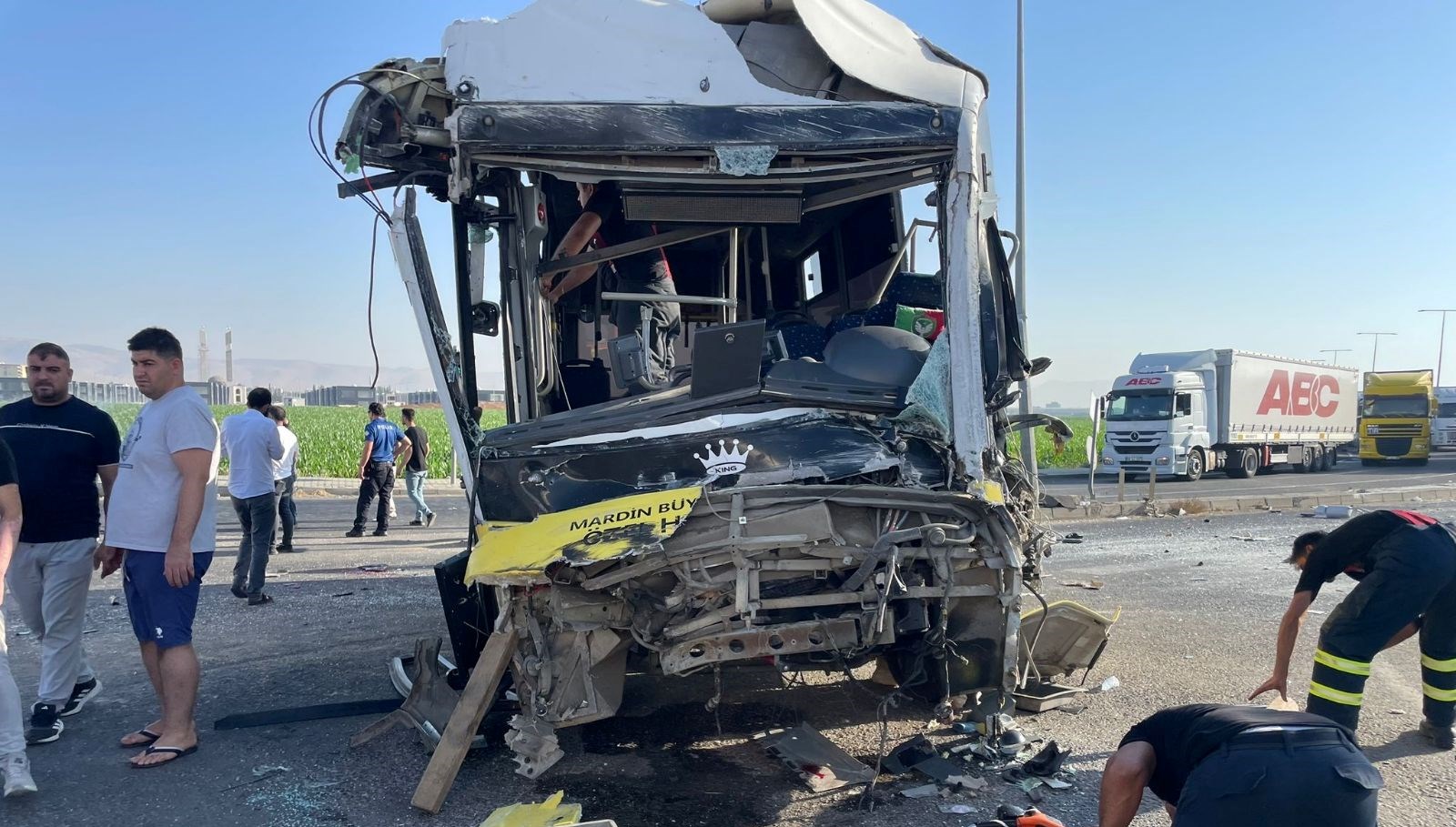 halk otobusu ile tir carpisti cok sayida yarali SGcUZACm