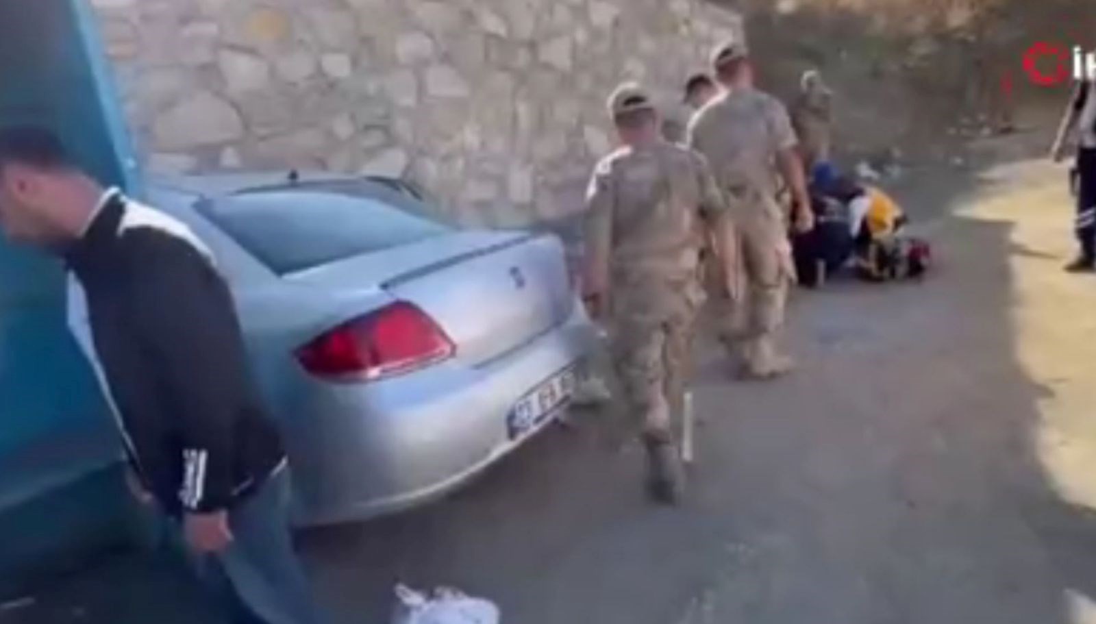 elazigda otomobil duraga daldi 1i agir 6 yarali TWRMEiun