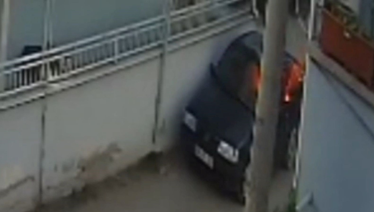 husumetlisinin arabasini benzin dokup yakti MT57vjPF