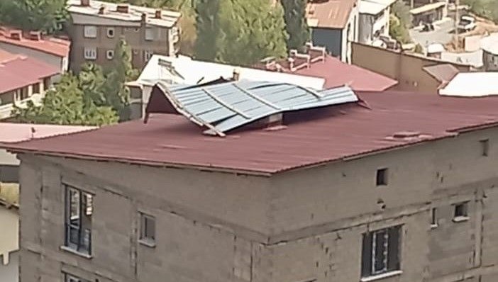 meteoroloji uyarmisti firtina catilari ucurdu YtZvqhmF.jpg