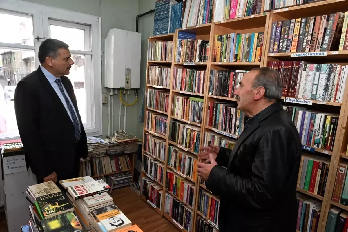 vali mustafa ciftci insirah sahaf ve kitabevinde kitapseverlerle bulustu sA7qgGXm