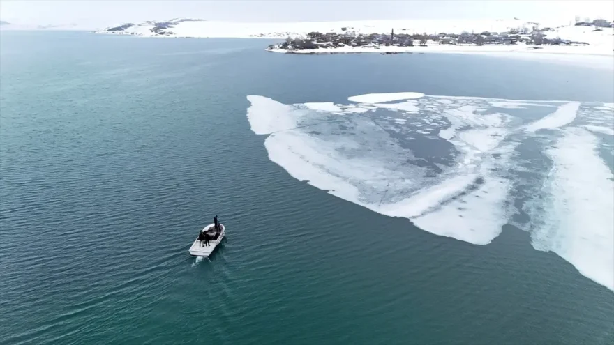 Nazik Gölü’nde Buzlar Çözülüyor: Balıkçılar Gölde Av Peşinde